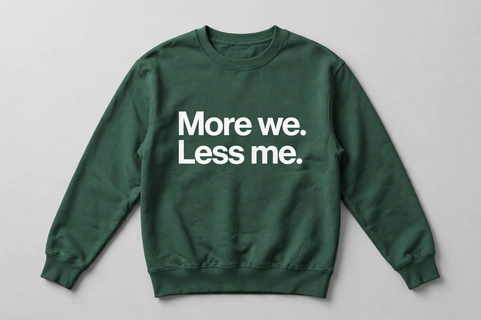 Crewneck vert forêt avec l'inscription More we. Less me.