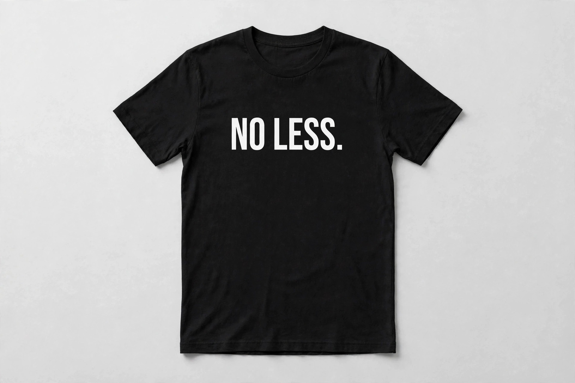 T-shirt noir avec l'inscription NO LESS.